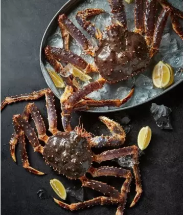 Живые крабы и омары