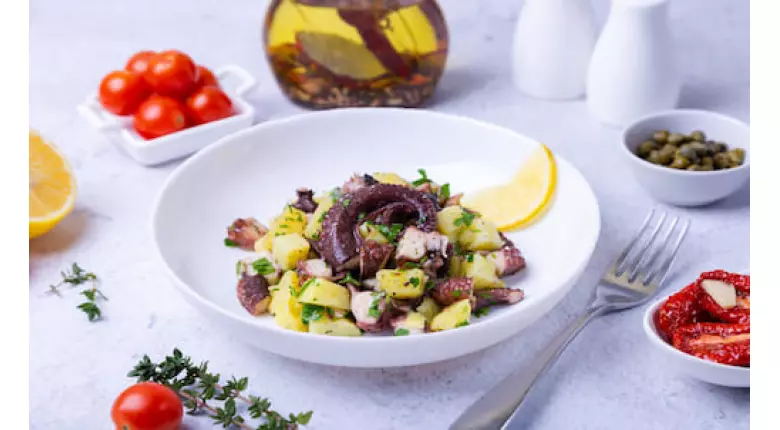 Теплый салат с осьминогом и молодым картофелем